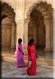 Deux dames en face de Nagina Masjid - Two ladies in front of Nagina Masjid