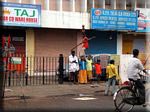Enfants équilibristes dans les rue de Chennai - Child walking the tightrope in a Chennai street