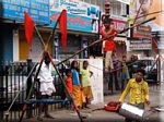 Enfants équilibristes dans les rue de Chennai - Child walking the tightrope in a Chennai street