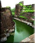 Douve et muraille - Wall and moat