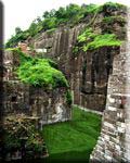 Douve et falaise - Cliff and moat