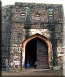 Une des premières portes - One of the first gates
