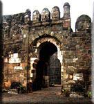 Une des premières portes - One of the first gates