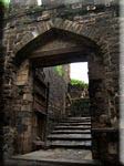 Devant une porte - Facing a gate