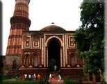 Le Qutub Minar et une porte de la mosquée