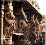 Statues à l'extérieur du hall des tailleurs, à coté de Sri Meenakshi - Statues outside the hall of tailors near Sri Meenakshi