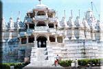 West entrance to Bhagwan Adinath Temple! Entre ouest du temple Adinath 