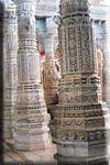 Adinath Temple pillars! Colonnes du temple de Bhagwan Adinath!