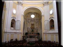 Eglise non-identifiée au détour d'une petite rue à Sant'Agnello